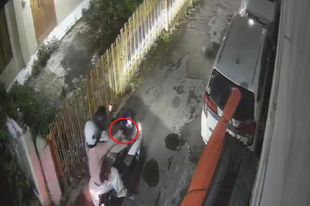 Terekam CCTV! Mobil Pengusaha Rental di Malang Ditembaki OTK, Pelakunya Perempuan