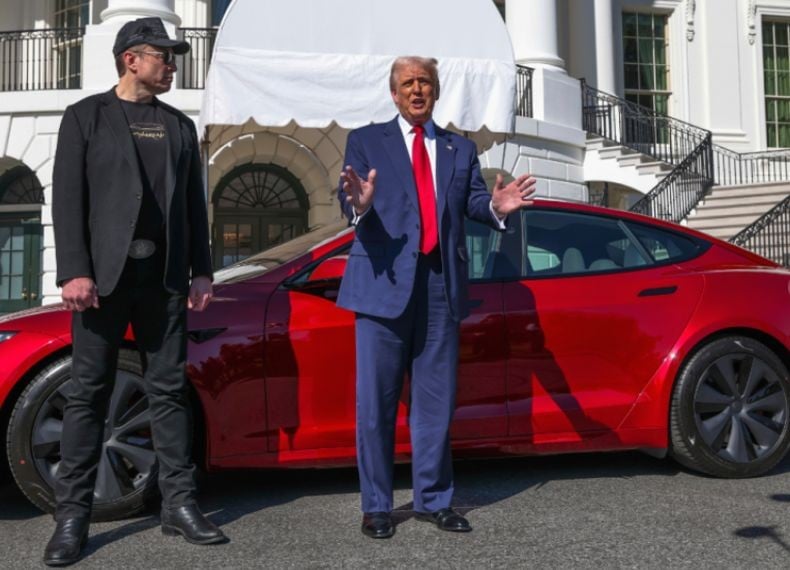 Hibur Elon Musk, Trump Beli Mobil Listrik Tesla S Warna Merah