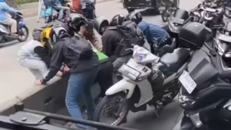 Viral! Sejumlah Pemotor Jebol Separator Busway demi Hindari Tilang Polisi