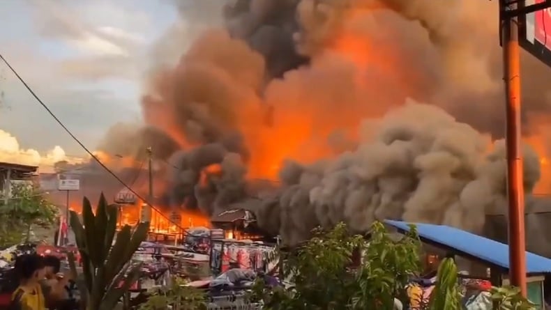 Kebakaran Hebat di Pasar Putussibau Kalbar, Belasan Toko Hangus 