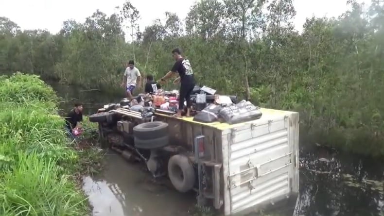 Sopir Mengantuk, Truk Boks Bermuatan Ribuan Paket Terjun ke Sungai di Lampung