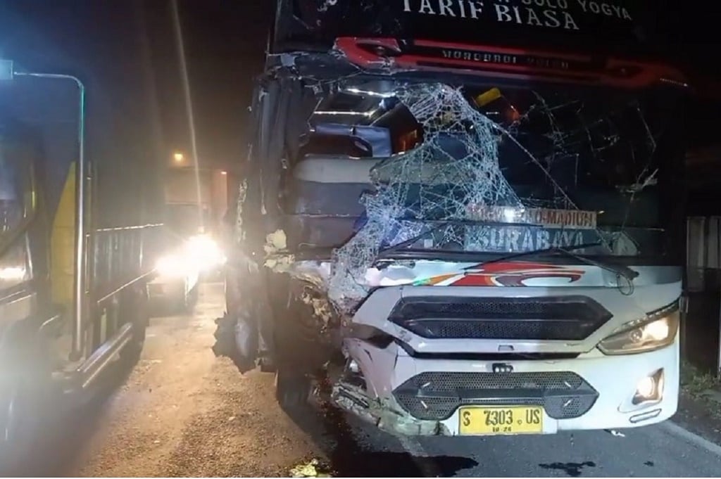 Kecelakaan Bus Tabrak Truk Boks dan Motor di Jombang, 3 Orang Luka-luka