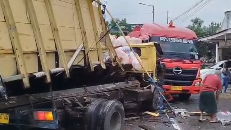 Detik-Detik Kecelakaan Beruntun 3 Truk dan Motor di Jember Terekam CCTV