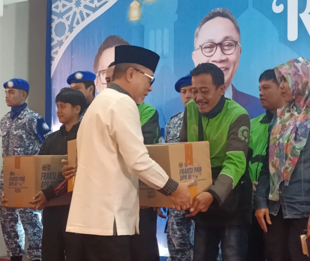 PAN Bagikan 3.000 Sembako, Pekerja di DPR hingga Driver Ojol Jadi Sasaran