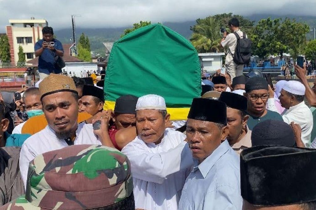 Ribuan Warga Antar Jenazah Eks Gubernur Maluku Utara Abdul Gani Kasuba