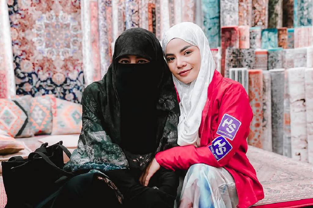 Tiba-Tiba Dinar Candy Jadi Ketua Pengajian hingga Pakai Hijab, Mantap Hijrah? 