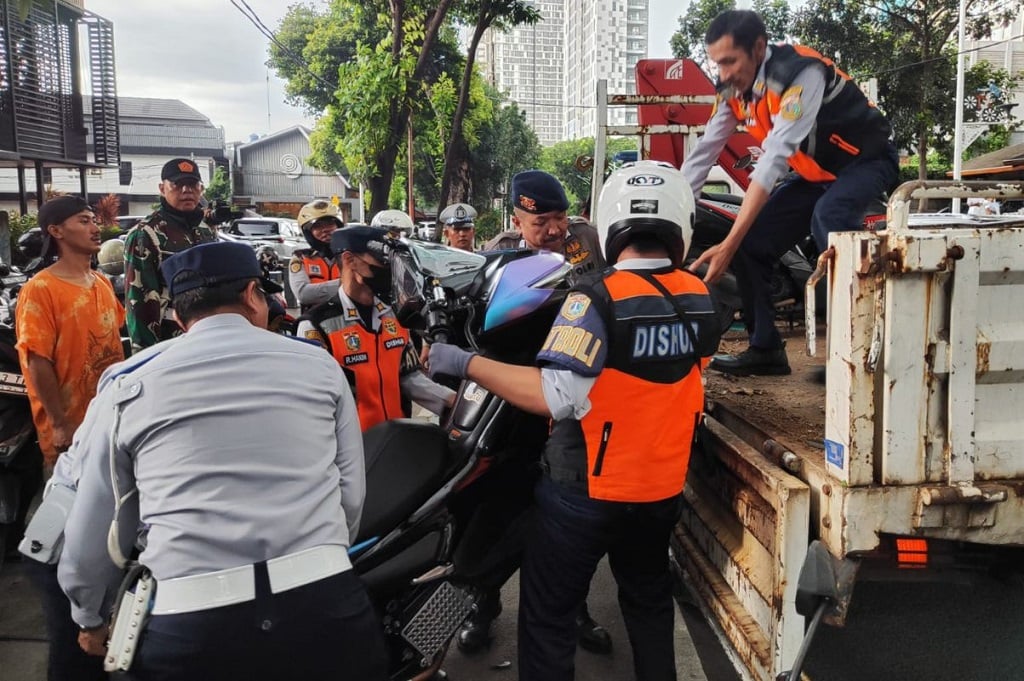 Parkir Liar di Senopati Jaksel, 12 Motor Diangkut Petugas Dishub