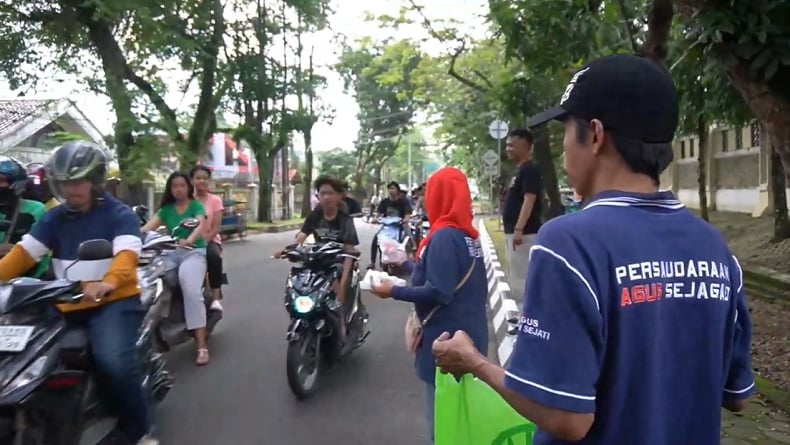 Unik, Komunitas Nama Agus di Sumsel Bagikan Takjil di Palembang