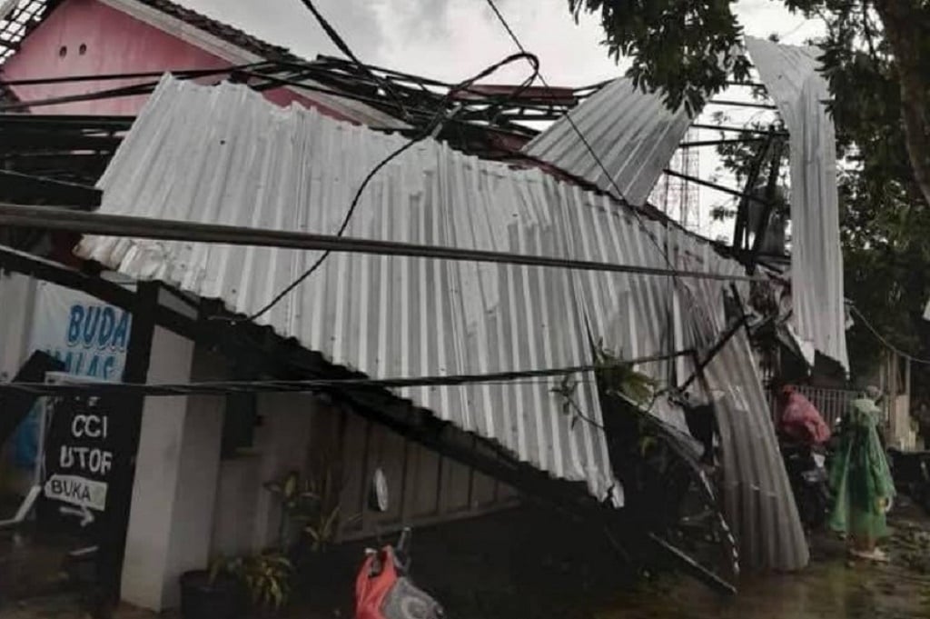 Indramayu Diterjang Angin Puting Beliung, 39 Rumah Warga Rusak Berat