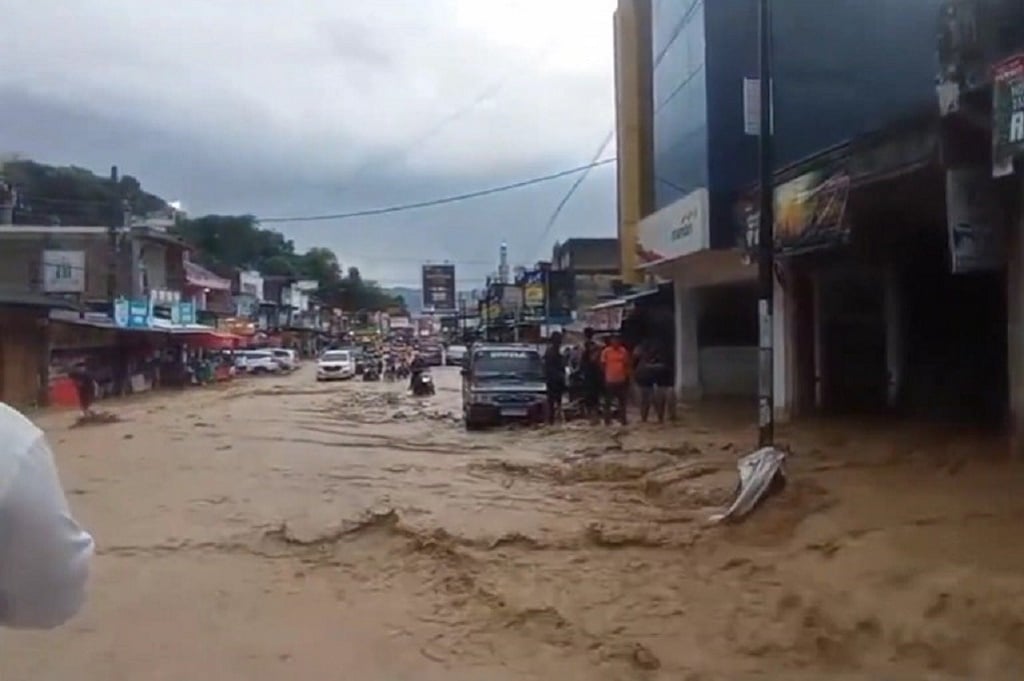 Banjir Bandang di Parapat Danau Toba, Air Bercampur Lumpur Kepung Pusat Kota