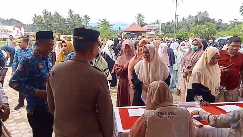 Ratusan Warga Serbu Polres Pidie Jaya Aceh, Mayoritas Ibu-Ibu