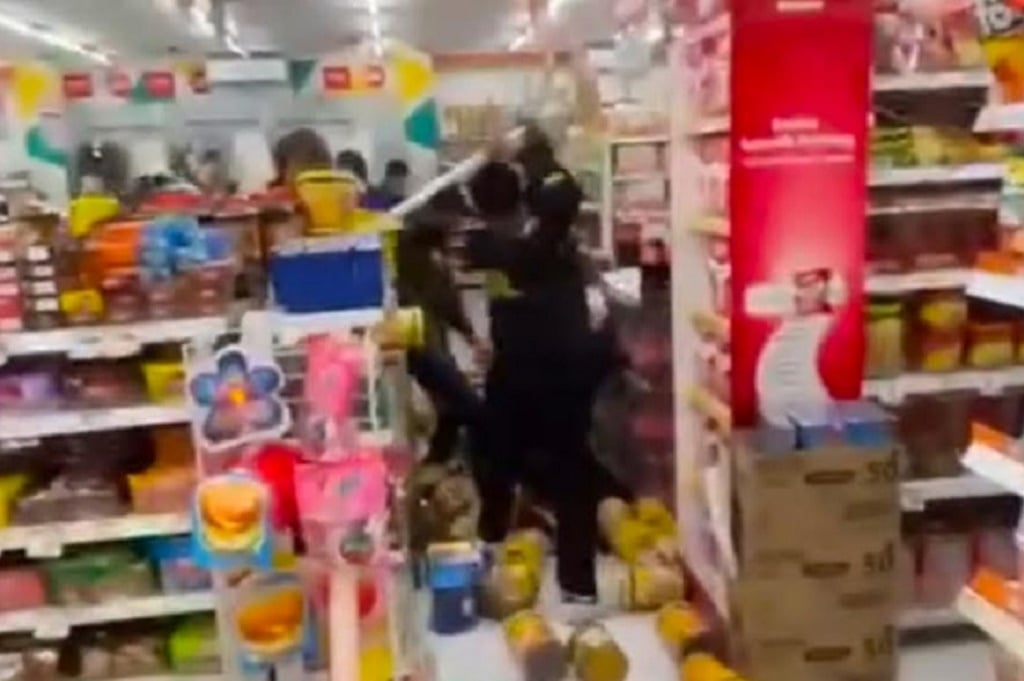 Brutal! Sekelompok Orang Keroyok Jukir dalam Minimarket hingga Tewas di Bandung