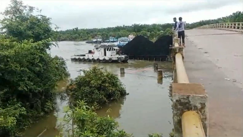 Ponton Batu Bara Nyangkut di Jembatan Air Bentayan Bikin Warga Emosi