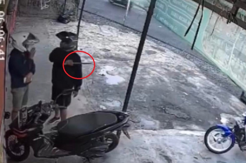 Viral Aksi Pria Bawa Golok Terekam CCTV Palak Warga di Soreang Bandung