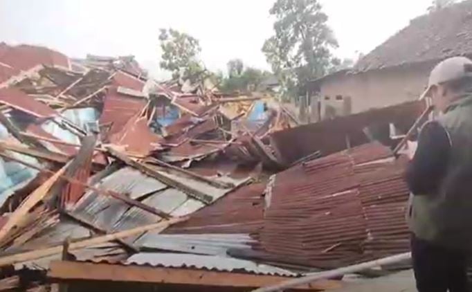 Rumah Ambruk, Puluhan Korban Angin Puting Beliung di Anjatan Indramayu Mengungsi