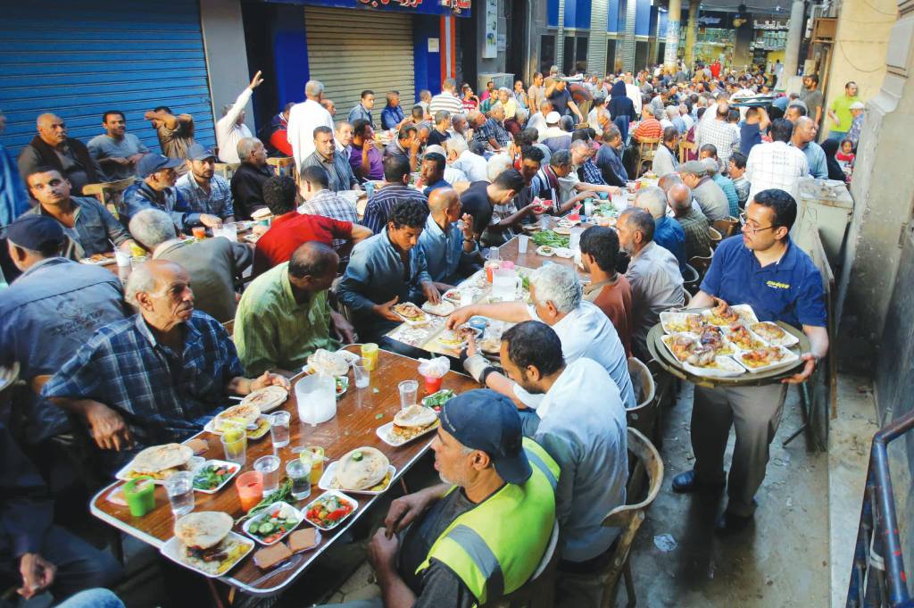 Adakah Tradisi Buka Bersama di Dunia selain Indonesia? Mesir Punya Meja Panjang untuk Bukber di Jalan