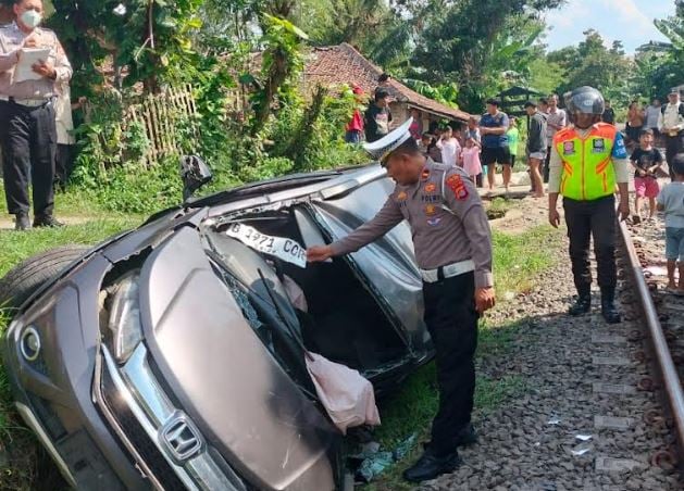 Honda BRV Ringsek Ditabrak KA Lokal Rangkasbitung di Lebak, 5 Orang Luka-Luka