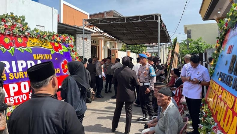 Suasana Rumah Duka Bripda Ghalib Tewas Ditembak saat Gerebek Sabung Ayam di Lampung