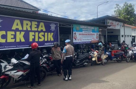 Pemutihan Pajak Kendaraan Jawa Barat 2025, Warga Datangi Samsat Soreang