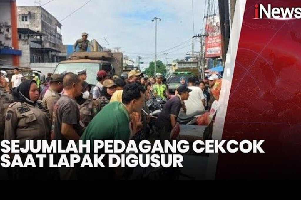 Ricuh! Pedagang Cekcok dengan Satpol PP Padang saat Lapak Digusur