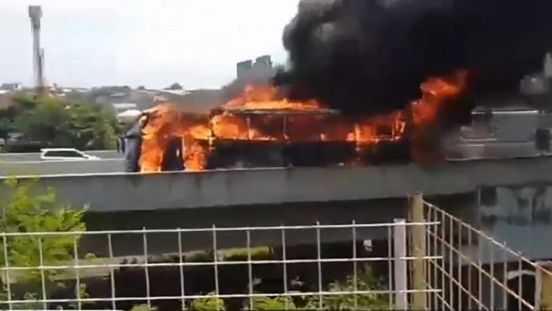 Bus AKAP PO Haryanto Hangus Terbakar di Tol Semarang-Batang