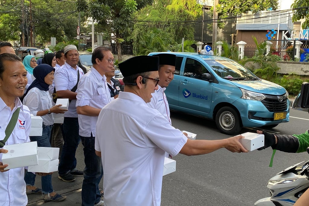 DPW Perindo Jakarta Gelar Bakti Sosial, Bagi-bagi Takjil untuk Pengendara