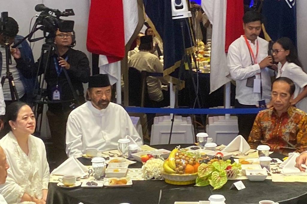 Momen Jokowi dan Puan Duduk Satu Meja saat Bukber Nasdem