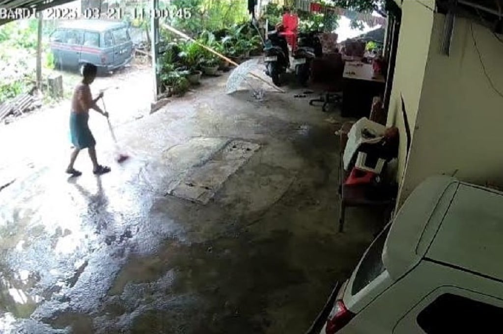 Terekam CCTV, Ibu-Ibu di Manado Nyaris Tertimbun Longsor dalam Rumah