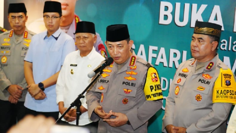 Safari Ramadhan di Medan, Kapolri Dipakaikan Topi Khas Melayu