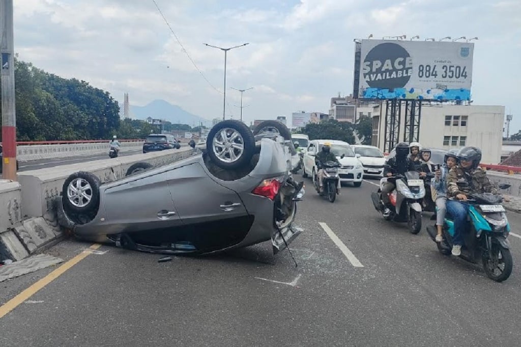 Kecelakaan Honda Brio Ditabrak Pikap hingga Terbalik di Flyover Pasupati, 2 Orang Luka