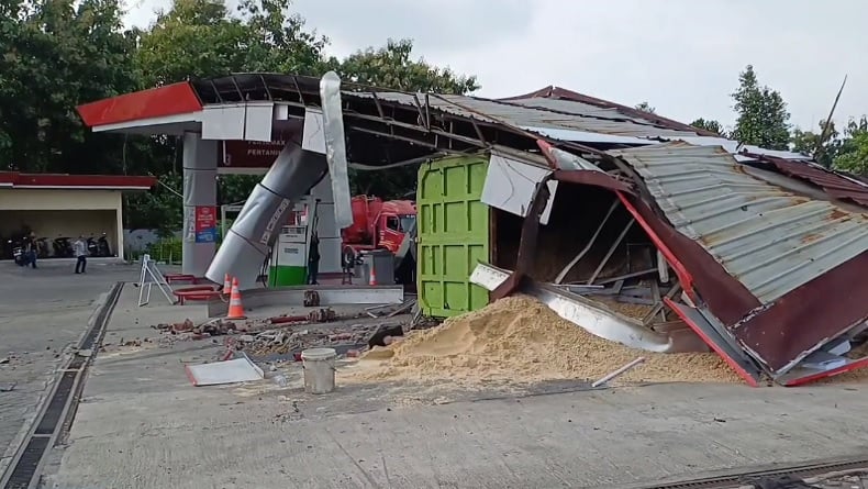 Detik-Detik Truk Pasir Tabrak SPBU di Ngawi akibat Rem Blong Terekam CCTV