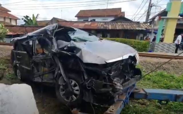 Kecelakaan Maut Innova Tertabrak KA Rangkasbitung di Cilegon, Suami Istri Tewas