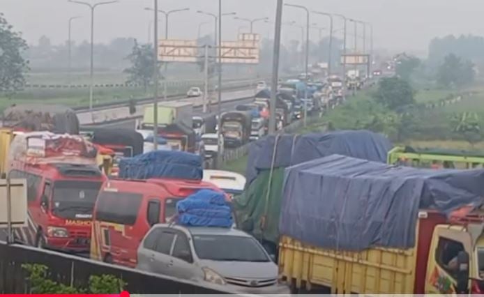 H-9 Lebaran, Antrean Panjang Kendaraan Pemudik Terjadi di Gerbang Tol Pejagan