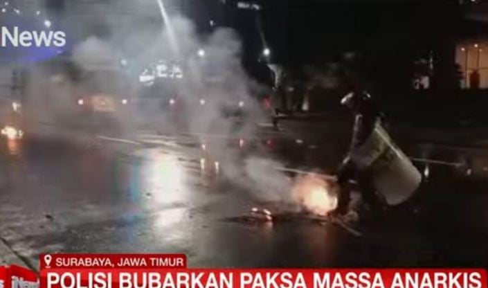 Ricuh Demo Tolak UU TNI di Surabaya, 10 Pendemo Diduga Provokator Ditangkap