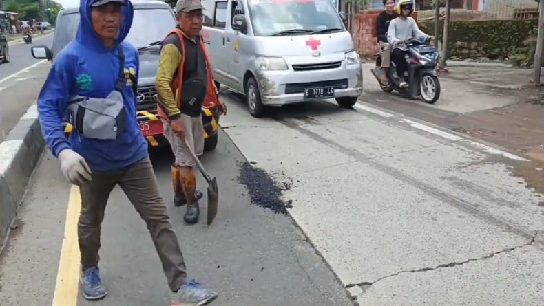 Kondisi Terkini Jalur Mudik di Pantura Cirebon, Pekerja Sibuk Tambal Jalan Berlubang