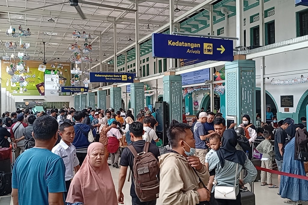 Cerita Porter Stasiun Pasar Senen, Cari Rezeki Tambahan demi Beli Baju Lebaran Anak