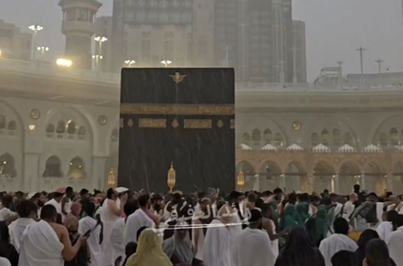 Arab Saudi Diguyur Hujan Deras dan Badai Petir di Akhir Ramadhan, termasuk Makkah