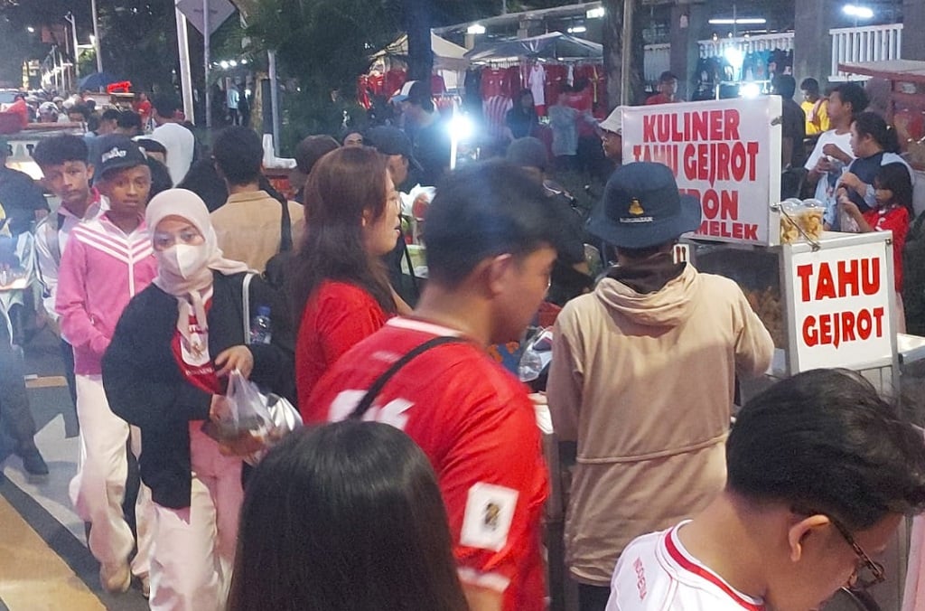 Cuan Maksimal! Pedagang Takjil di GBK Dibanjiri Pembeli jelang Indonesia Vs Bahrain