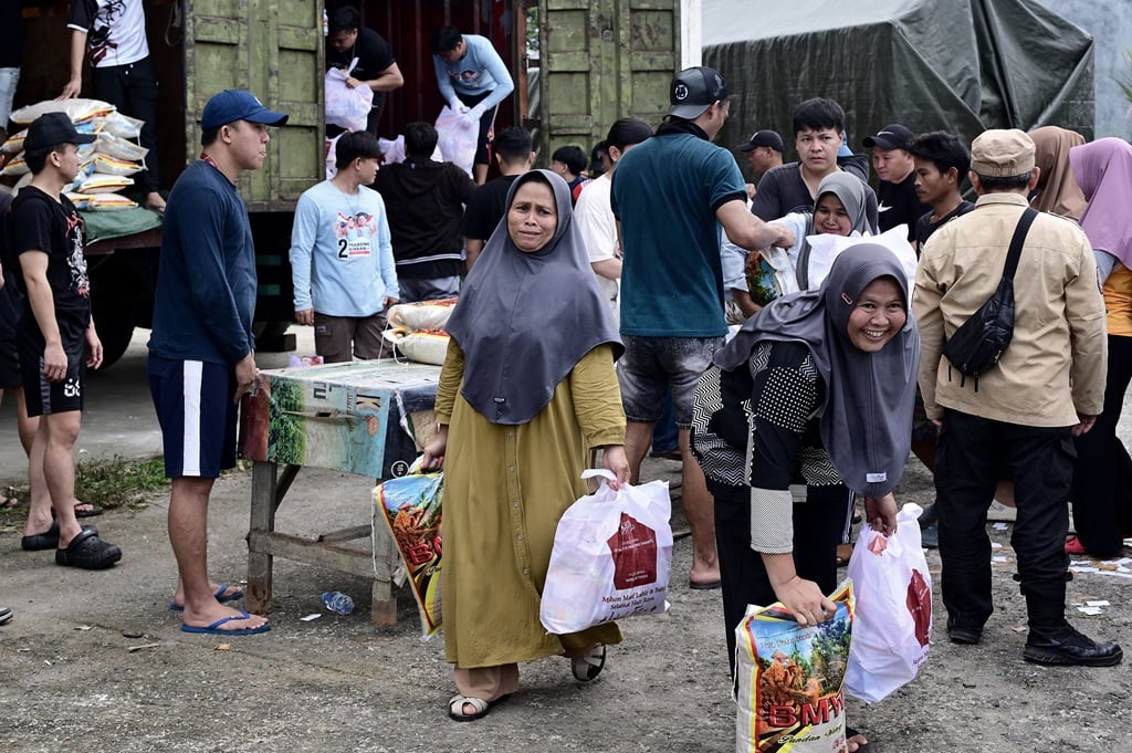 Prabowo Bagikan Ribuan Paket Sembako untuk Warga Bojong Koneng dan Cijayanti Bogor