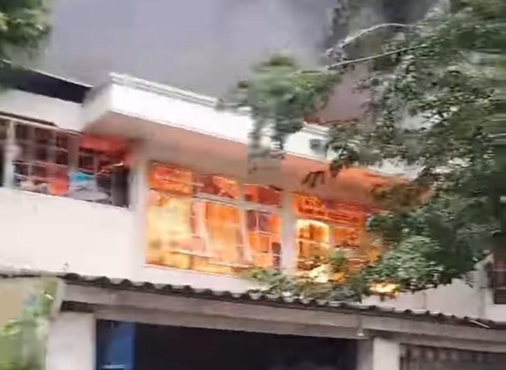 Gudang Online Shop di Jakarta Utara Terbakar, Warga Bantu Evakuasi Paket