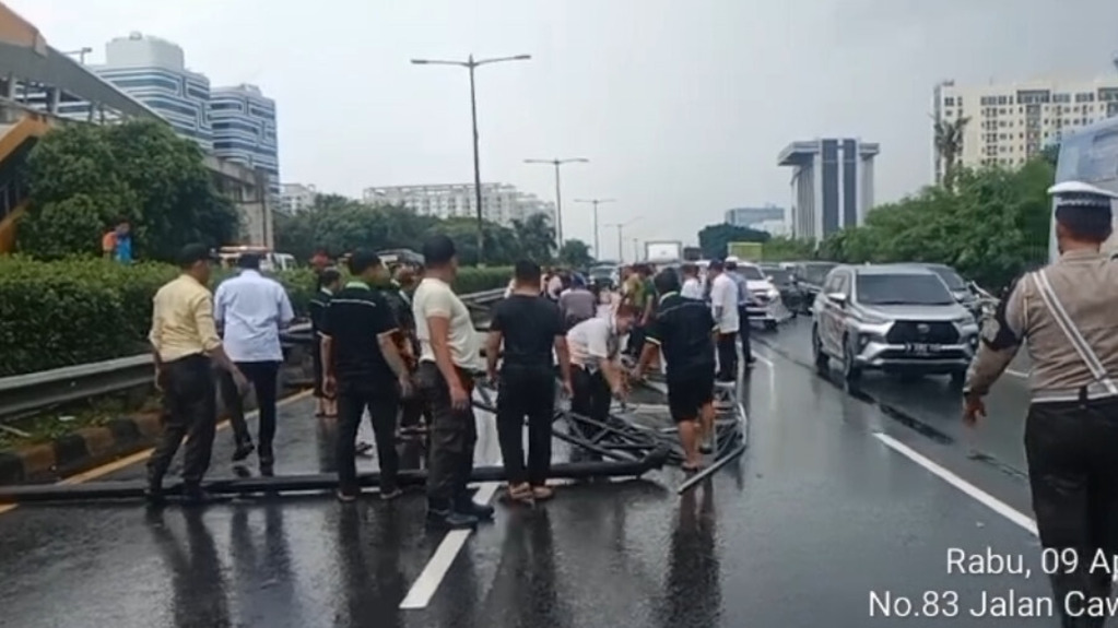 Diduga Diterjang Angin Kencang, Papan Reklame Roboh di Tol Dalam Kota