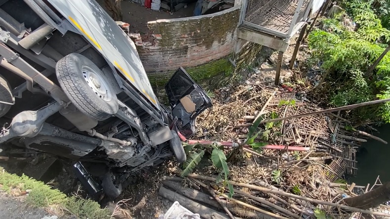 Sopir Kaget Ada Lubang, Mobil Boks Tabrak Pembatas Jalan dan Terjun ke Tepi Sungai di Jombang