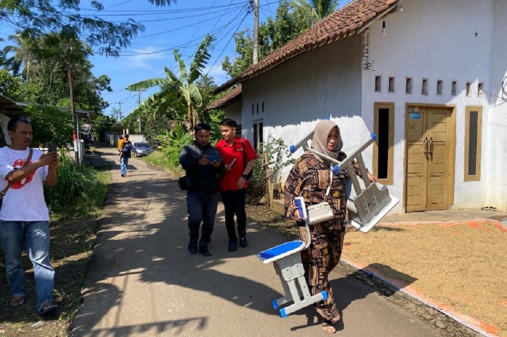 Lebak Heboh, Orang Tua Murid SD Pikul Meja dan Kursi untuk Belajar Anak di Sekolah