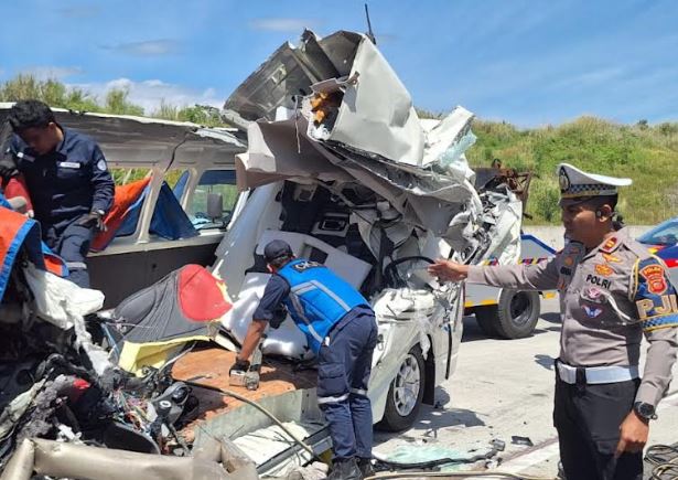  Penampakan Mengerikan HiAce usai Tabrak Truk Boks di Tol Cisumdawu Tewaskan 3 Orang