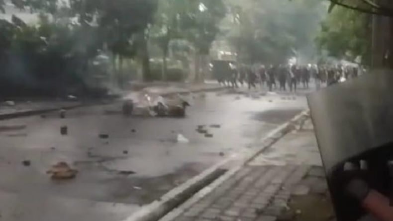 Kericuhan Warnai Hari Buruh di Bandung, Massa Berpakaian Hitam Lempari Polisi dengan Batu