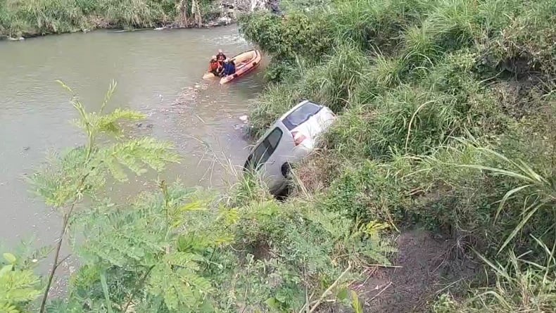 Mobil Terjun ke Sungai di Nganjuk, Pengemudi Ditemukan Tewas Setelah 4 Jam Pencarian