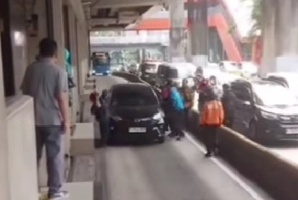 Viral Mobil Diduga Pelaku Tabrak Lari Terjebak di Busway, Nyaris Diamuk Warga