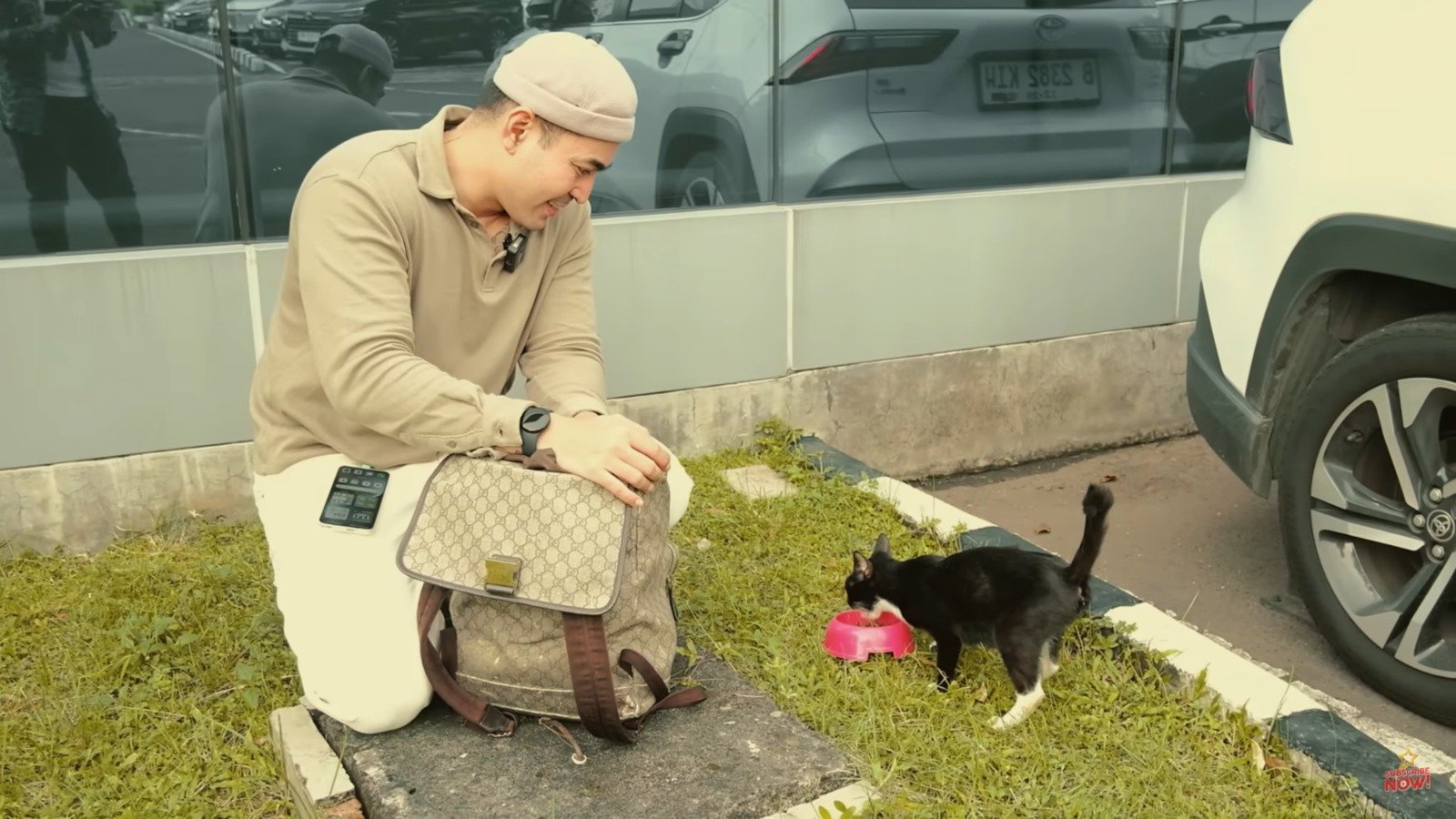 Penuh Kasih Sayang! Robby Purba Lakukan Street Feeding sebagai Kegiatan Sedekah
