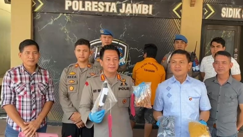 Sempat Buron, Pedagang Pempek di Jambi Tikam Preman hingga Tewas Serahkan Diri ke Polisi