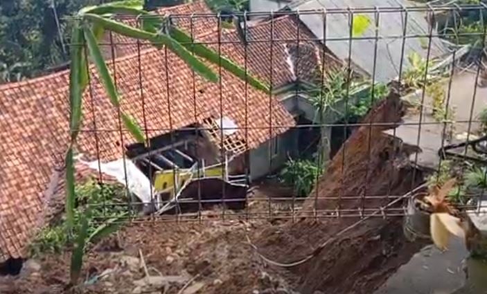 Tanah Bergerak di Sirampog Brebes Meluas Rusak 135 Rumah, 430 Warga Mengungsi